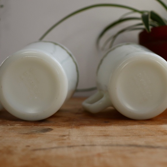 Pyrex Crazy Daisy Mugs Set of 2 Milk glass Green White - Picture 5 of 6